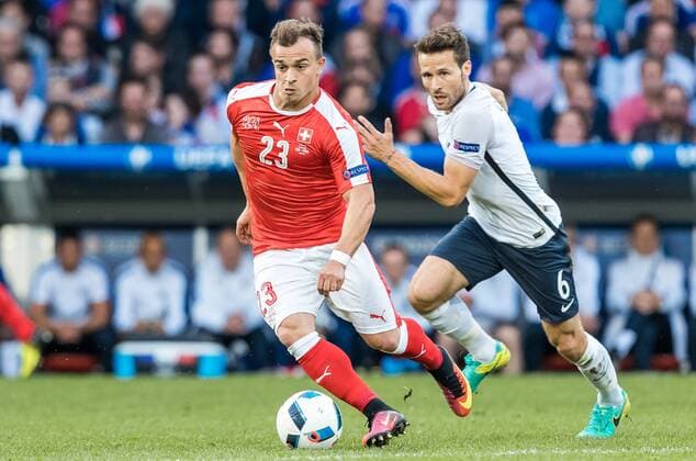 EURO 2016, Schweiz und Frankreich trennen sich torlos 19.06.2016, Stade Pierre Mauroy, Lille, FRA, UEFA EURO EM Europameisterschaft Fussball Frankreich, Schweiz vs Frankreich, Gruppe A, im Bild Xherdan Shaqiri (SUI), Yohan Cabaye (FRA) Xherdan Shaqiri (SUI), Yohan Cabaye (FRA) during Group A match between Switzerland and France of the UEFA EURO 2016 France at the Stade Pierre Mauroy in Lille, France on 2016 06 19. Lille EX_JFK