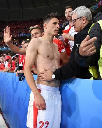 FUSSBALL EURO 2016 GRUPPE A IN LILLE Schweiz - Frankreich 19.06.2016 Fabian Schaer (Schweiz) nach dem Abpfiff bei den Fans