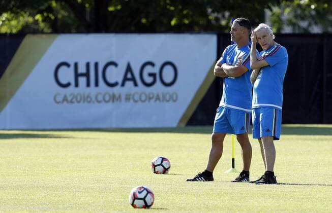 Colombia national soccer team Coach Jose Pekerman (R) during a training session in Chicago, Illinois, US, 19 June 2016, prior of next 22 June semifinal of the Copa America against Chile. TRAINING SESSION OF COLOMBIA !ACHTUNG: NUR REDAKTIONELLE NUTZUNG!  CHI200 20160620-636019829872543256