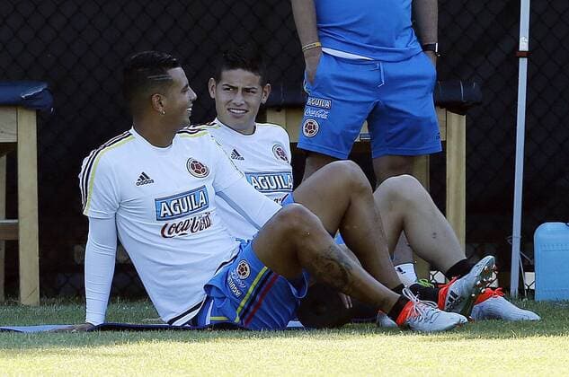 Colombia national soccer team players Edwin Cardona (L) and James Rodriguez (C) during a training session in Chicago, Illinois, US, 19 June 2016, prior of next 22 June semifinal of the Copa America against Chile. TRAINING SESSION OF COLOMBIA !ACHTUNG: NUR REDAKTIONELLE NUTZUNG!  CHI200 20160620-636019846319436470