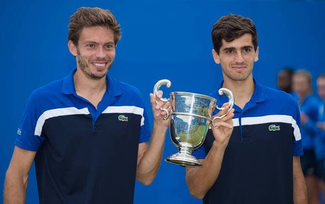 LONDON, Nicolas Mahut (L) and Pierre-Hugues Herbert of France lift the Men s Doubles Trophy after victory against Chris Guccione of Australia and Andre Sa of Brazil during the Men s Doubles final on day seven of the ATP Tennis Herren 500 Aegon Championships at the Queen s Club in London, Britain on June 19, 2016. ) (SP)BRITAIN-LONDON-TENNIS-AEGON CHAMPIONSHIPS-HERBERT MAHUT VS GUCCIONE SA JonxBuckle 