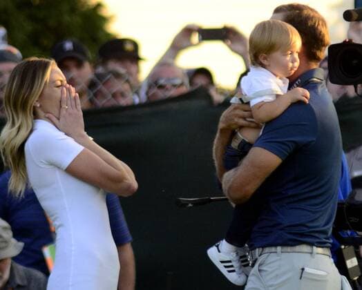 Dustin Johnson celebrates with Paulina Gretzky and son Tatum on the 18th green after making a birdie putt and winning his first major championship in the final round at the U.S. Open at Oakmont Country Club near Pittsburgh, Pennsylvania on June 19, 2016.  OAK20160619326 ARCHIExCARPENTER