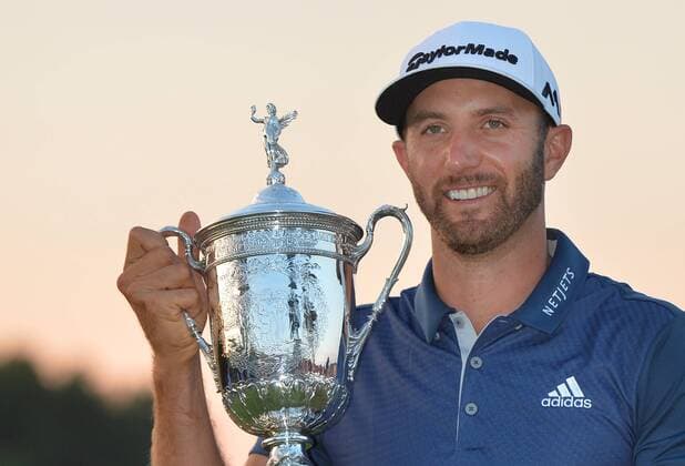 Bilder des Tages - SPORT Dustin Johnson holds the Championship Trophy on the 18th green after winning his first major championship in the final round at the U.S. Open at Oakmont Country Club near Pittsburgh, Pennsylvania on June 19, 2016. Johnson won with a score of 5 under par.  OAK20160619735 KEVINxDIETSCH