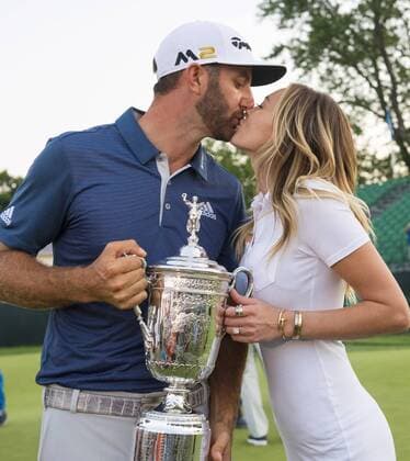 Themen der Woche - Sport Bilder des Tages - SPORT Dustin Johnson kisses Paulina Gretzky when holds the Championship Trophy on the 18th green after winning his first major championship in the final round at the U.S. Open at Oakmont Country Club near Pittsburgh, Pennsylvania on June 19, 2016. Johnson won with a score of 5 under par.  OAK20160619757 KEVINxDIETSCH