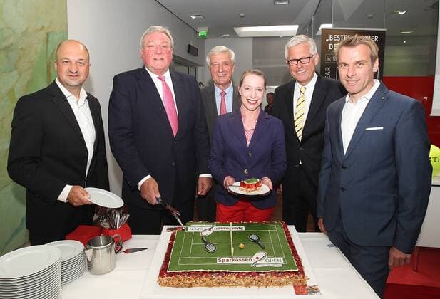 Freuen sich auf das Turnier und schneiden den Erdbeerkuchen an, v.l. Volker Jaecke (Turnierdirektor) und Werner Schilli, Gabriela Schimmel, Christoph Schulz, Harald Taenzer und Ingo Engel