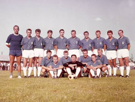 Mannschaftsfoto 1860 München Saison 1963 1964. Aufn. 01.07.1963. HM