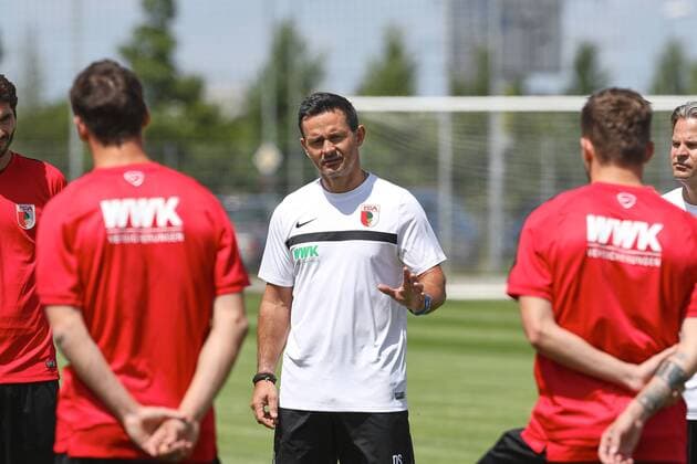 Dirk Schuster (Trainer FC Augsburg), erste Ansprache auf dem Trainingsplatz, FC Augsburg, Trainingsauftakt, Saison 2016 - 2017, 20.06.2016