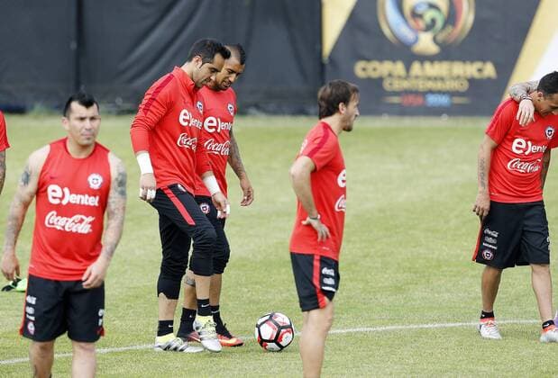 Chile players Claudio Bravo (2L) and Arturo Vidal (3L) participate in a training session of the team in Chicago, Illinois, United States, 20 June 2016. Chile will face Colombia during their Copa America Centenario Semifinal match in the city. EFE Mauricio Duenas Castaneda CHILE TRAINING SESSION !ACHTUNG: NUR REDAKTIONELLE NUTZUNG!  CHI001 20160620-636020482242805006