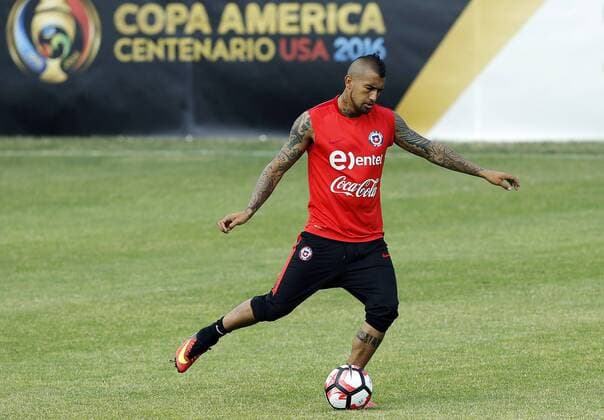 Chile player Arturo Vidal participates in a training session of the team in Chicago, Illinois, United States, 20 June 2016. Chile will face Colombia during their Copa America Centenario Semifinal match in the city. EFE Mauricio Duenas Castaneda CHILE TRAINING SESSION !ACHTUNG: NUR REDAKTIONELLE NUTZUNG!  CHI005 20160620-636020482961185006