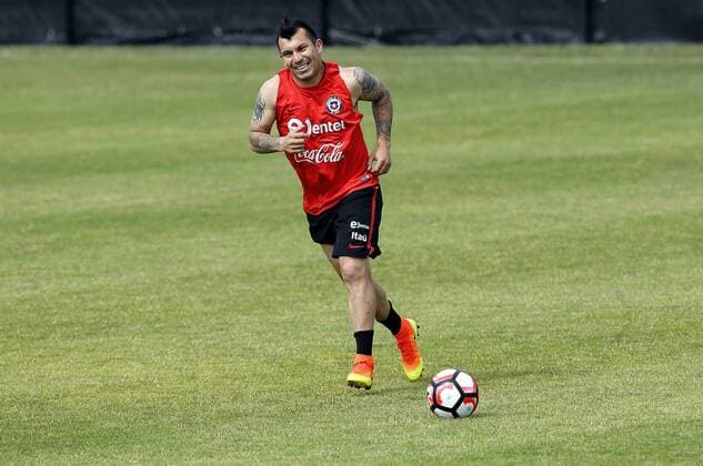 Chile player Gary Medel participates in a training session of the team in Chicago, Illinois, United States, 20 June 2016. Chile will face Colombia during their Copa America Centenario Semifinal match in the city. EFE Mauricio Duenas Castaneda CHILE TRAINING SESSION !ACHTUNG: NUR REDAKTIONELLE NUTZUNG!  CHI006 20160620-636020483613033006