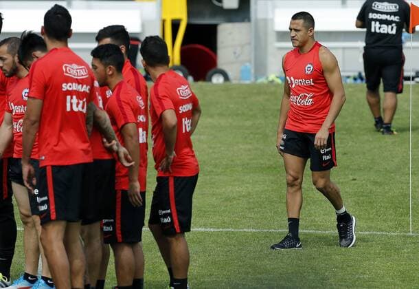 Chile player Alexis Sanchez (R) participates in a training session of the team in Chicago, Illinois, United States, 20 June 2016. Chile will face Colombia during their Copa America Centenario Semifinal match in the city. EFE Mauricio Duenas Castaneda CHILE TRAINING SESSION !ACHTUNG: NUR REDAKTIONELLE NUTZUNG!  CHI011 20160620-636020485698845006
