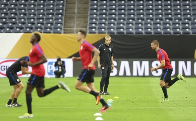 US German coach Jurgen Klinsmann participates in a training session at NRG Stadium in Houston, Texas, United States, 20 June 2016. The US will face Argentina on their Copa America Centenario semifinal match tomorrow. EFE David Fernandez USA TRAINING SESSION !ACHTUNG: NUR REDAKTIONELLE NUTZUNG!  HOU016 20160621-636020674247713127