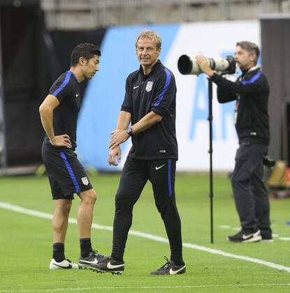 US German coach Jurgen Klinsmann participates in a training session at NRG Stadium in Houston, Texas, United States, 20 June 2016. The US will face Argentina on their Copa America Centenario semifinal match tomorrow. EFE David Fernandez USA TRAINING SESSION !ACHTUNG: NUR REDAKTIONELLE NUTZUNG!  HOU017 20160621-636020674258320583