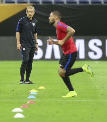 US German coach Jurgen Klinsmann participates in a training session at NRG Stadium in Houston, Texas, United States, 20 June 2016. The US will face Argentina on their Copa America Centenario semifinal match tomorrow. EFE David Fernandez USA TRAINING SESSION !ACHTUNG: NUR REDAKTIONELLE NUTZUNG!  HOU018 20160621-636020674272047879