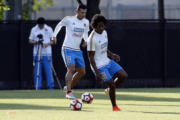Copa America: Training Nationalteam Kolumbien Colombia players Carlos Sanchez (R) and Edwin Cardona participate in a training session of the team in Chicago, Illinois, United States, 20 June 2016. Colombia will face Chile during their Copa America Centenario Semifinal match in the city. EFE Mauricio Duenas Castaneda COLOMBIA TRAINING SESSION !ACHTUNG: NUR REDAKTIONELLE NUTZUNG!  CHI016 20160621-636020735047060391