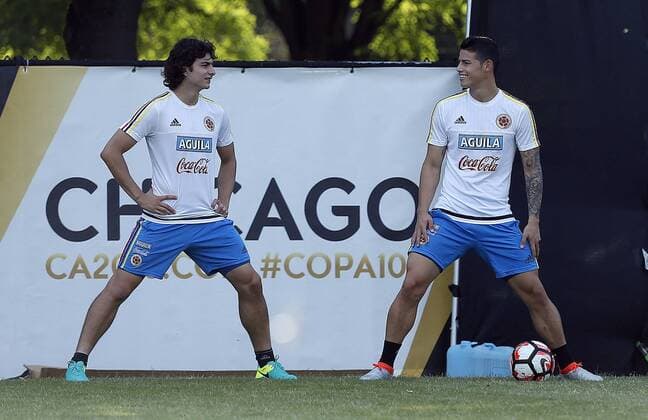 Copa America: Training Nationalteam Kolumbien Colombia players James Rodriguez (R) and Stefan Medina (L) participate in a training session of the team in Chicago, Illinois, United States, 20 June 2016. Colombia will face Chile during their Copa America Centenario Semifinal match in the city. EFE Mauricio Duenas Castaneda COLOMBIA TRAINING SESSION !ACHTUNG: NUR REDAKTIONELLE NUTZUNG!  CHI003 20160621-636020746439241473