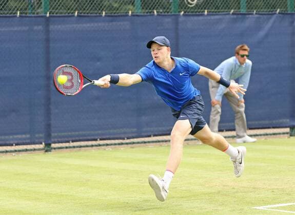 21.06.2016. Nottingham Tennis Centre, Nottingham, England. Aegon Open Mens ATP Tennis Herren Tennis. Kyle Edmund of Great Britain reaches for a forehand xDavidxKissmanx  ActionPlus11752924