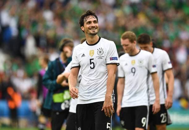Bilder des Tages - SPORT EURO 2016, Deutschland Schlussjubel Fussball, Herren, Saison 2015 16, EM 2016 in Frankreich, Gruppe C (3. Spieltag) in Paris, Nordirland - Deutschland, Mats Hummels (Deutschland), Jubel nach dem Abpfiff, 21.06.2016,
