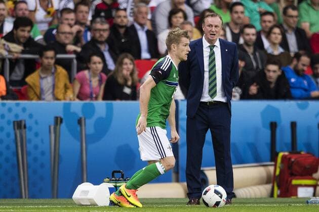 160621 Nordirlands förbundskapten Michael O Neill och Steven Davis i fotbollsmatchen mellan Nordirland och Tyskland under fotbolls-EM den 21 juni 2016 i Paris.  Copyright: JOHANNAxLUNDBERG BB160621JL058