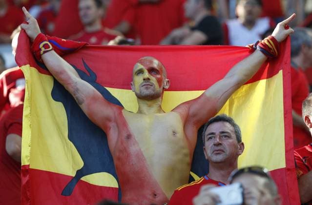 Spain fans cheer on their team before the Euro2016 soccer match between EURO 2016, Kroatien - Spanien, EM EURO Länderspiel Nationalteam at Stadium de Bordeaux, France, 21 June 2016. For editorial news reporting purposes only. Not used for commercial or marketing purposes without prior written approval of UEFA. Images must appear as still images and must not emulate match action video footage. Photographs published in online publications (whether via the Internet or otherwise) shall have an interval of at least 20 seconds between the posting.) CROATIA VS. SPAIN !ACHTUNG: NUR REDAKTIONELLE NUTZUNG!  EUR026 20160621-636021395850173753
