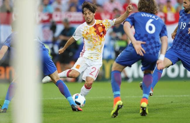 SOCCER - UEFA EURO EM Europameisterschaft Fussball 2016, CRO vs ESP BORDEAUX,FRANCE,21.JUN.16 - SOCCER - UEFA European Championship EM Europameisterschaft 2016, international match Länderspiel Croatia vs Spain. Image shows David Silva (ESP) and Tin Jedvaj (CRO). GEPAxpictures xAndreasxPranter