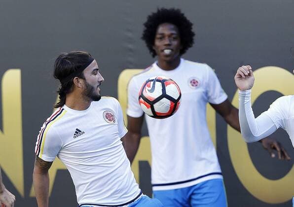 Copa America, Training Nationalteam Kolumbien Colombia players Sebastien Perez (L) and Carlos Sanchez participate in a field test at Soldier Stadium in Chicago, Illinois, United States, 21 June 2016. Colombia will face Chile tomorrow during their Copa America semifinal match. EFE Mauricio Duenas Castaneda COLOMBIA TRAINING SESSION !ACHTUNG: NUR REDAKTIONELLE NUTZUNG!  CHI002 20160622-636021576239656111
