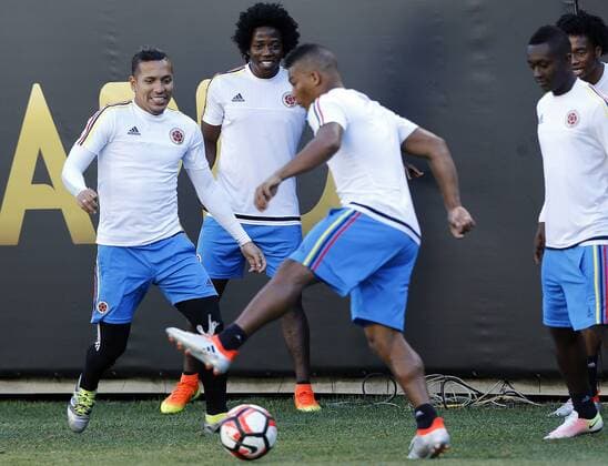 Copa America, Training Nationalteam Kolumbien Colombia players Dayro Moreno (L) and Carlos Sanchez (2L), participate in a field test at Soldier Stadium in Chicago, Illinois, United States, 21 June 2016. Colombia will face Chile tomorrow during their Copa America semifinal match. EFE Mauricio Duenas Castaneda COLOMBIA TRAINING SESSION !ACHTUNG: NUR REDAKTIONELLE NUTZUNG!  CHI003 20160622-636021576862864126