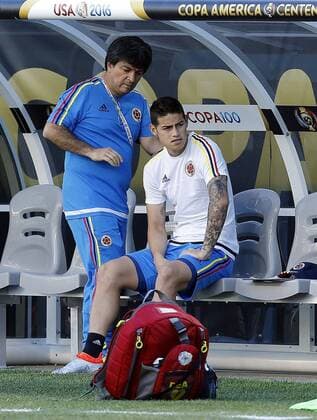 Copa America, Training Nationalteam Kolumbien Colombia player James Rodriguez (R) receives medical attention as his team mates participate in a field test at Soldier Stadium in Chicago, Illinois, United States, 21 June 2016. Colombia will face Chile tomorrow during their Copa America semifinal match. EFE Mauricio Duenas Castaneda COLOMBIA TRAINING SESSION !ACHTUNG: NUR REDAKTIONELLE NUTZUNG!  CHI005 20160622-636021576883923721