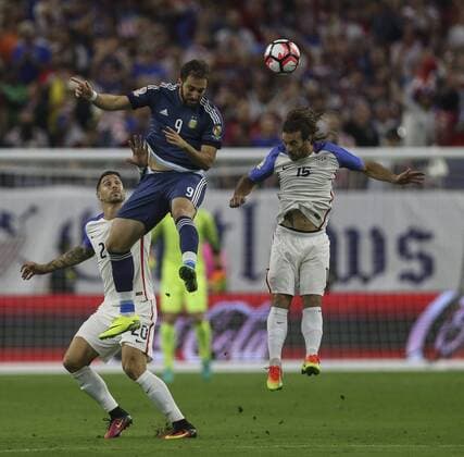Argentina player Gonzalo Higuain goes for a header before US Kyle Beckerman during their Copa America 2016 semifinal match at NRG Stadium in Houston, Texas, United States, 21 June 2016. United States vs. Argentina !ACHTUNG: NUR REDAKTIONELLE NUTZUNG!  HOU029 20160622-636021621823360462