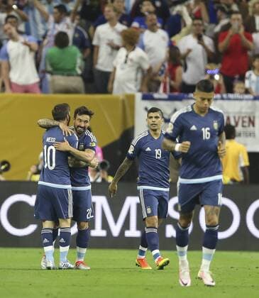 Argentina player Ezequiel Lavezzi (2L) celebrates his 0-1 goal before the US during their Copa America 2016 semifinal match at NRG Stadium in Houston, Texas, United States, 21 June 2016. United States vs. Argentina !ACHTUNG: NUR REDAKTIONELLE NUTZUNG!  HOU033 20160622-636021625096240462