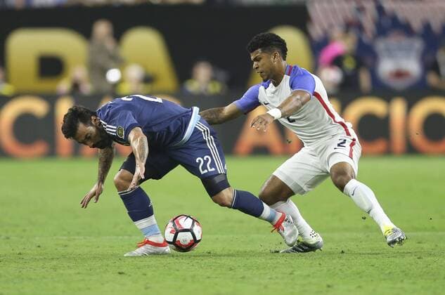 Argentina Ezequiel Lavezzi (L) fights for the ball with US Deandre Yedlin during their Copa America 2016 semifinal match at NRG Stadium in Houston, Texas, United States, 21 June 2016. United States vs. Argentina !ACHTUNG: NUR REDAKTIONELLE NUTZUNG!  HOU041 20160622-636021632701708462
