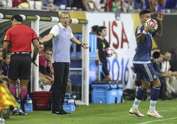 US coach Jurgen Klinsmann gives his players directions during their Copa America 2016 semifinal match at NRG Stadium in Houston, Texas, United States, 21 June 2016. United States vs. Argentina !ACHTUNG: NUR REDAKTIONELLE NUTZUNG!  HOU045 20160622-636021639056368462