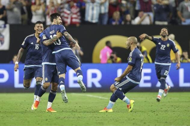 Argentina forward Lionel Messi (2-L) celebrates his goal to the United States during their Copa America 2016 semifinal match at NRG Stadium in Houston, Texas, United States, 21 June 2016. United States vs. Argentina !ACHTUNG: NUR REDAKTIONELLE NUTZUNG!  HOU053 20160622-636021649942540342