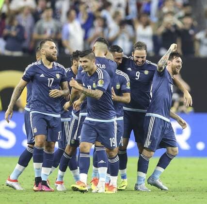 Argentina s player Lionel Messi celebrates with teammates his free-kick goal to the United States during their Copa America 2016 semifinal match at NRG Stadium in Houston, Texas, United States, 21 June 2016. United States vs. Argentina !ACHTUNG: NUR REDAKTIONELLE NUTZUNG!  HOU061 20160622-636021652613856354