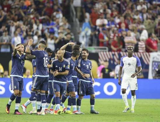 Argentina s players celebrate a goal to the United States during their Copa America 2016 semifinal match at NRG Stadium in Houston, Texas, United States, 21 June 2016. United States vs. Argentina !ACHTUNG: NUR REDAKTIONELLE NUTZUNG!  HOU062 20160622-636021653264060186