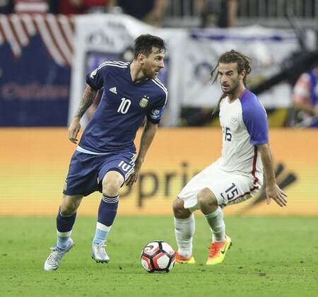 Argentina s player Lionel Messi (L) controls the ball as United States Kyle Beckerman (R) chalenges him (R) during their Copa America 2016 semifinal match at NRG Stadium in Houston, Texas, United States, 21 June 2016. United States vs. Argentina !ACHTUNG: NUR REDAKTIONELLE NUTZUNG!  HOU066 20160622-636021665303020152