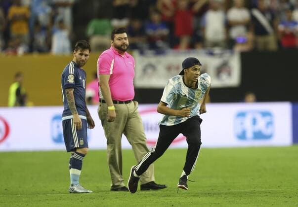 A fan burst in the picth during a Copa America 2016 semifinal match between Argentina and the United States at NRG Stadium in Houston, Texas, United States, 21 June 2016. United States vs. Argentina !ACHTUNG: NUR REDAKTIONELLE NUTZUNG!  HOU078 20160622-636021671054896152