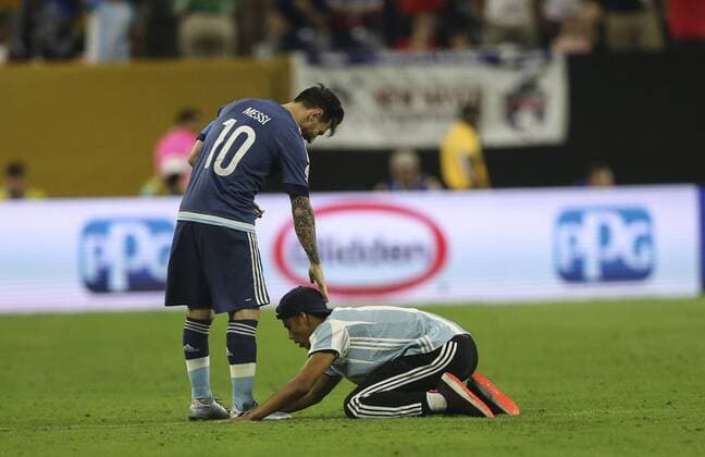 A fan burst in the picth to greet Argentina s Lionel Messi (L) during a Copa America 2016 semifinal match between Argentina and the United States at NRG Stadium in Houston, Texas, United States, 21 June 2016. United States vs. Argentina !ACHTUNG: NUR REDAKTIONELLE NUTZUNG!  HOU080 20160622-636021673664932152