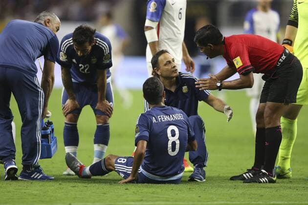 Argentina s Augusto Fernandez (C) receives medical attention during a Copa America 2016 semifinal match between Argentina and the United States at NRG Stadium in Houston, Texas, United States, 21 June 2016. United States vs. Argentina !ACHTUNG: NUR REDAKTIONELLE NUTZUNG!  HOU078 20160622-636021676184956152