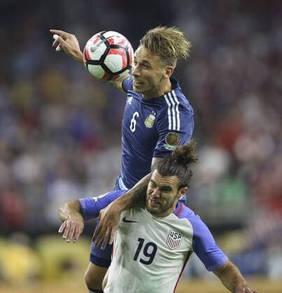 Argentina s Lucas Biglia vies for the ball United States Graham Zusi (R) during a Copa America 2016 semifinal match between Argentina and the United States at NRG Stadium in Houston, Texas, United States, 21 June 2016. United States vs. Argentina !ACHTUNG: NUR REDAKTIONELLE NUTZUNG!  HOU080 20160622-636021681277108152