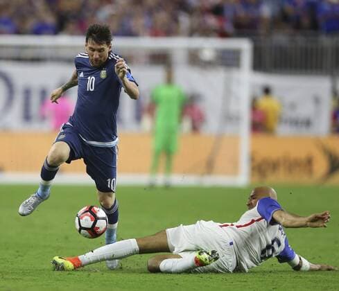 Argentina s Lionel Messi vies for the ball with United States John Brooks (R) during a Copa America 2016 semifinal match between Argentina and the United States at NRG Stadium in Houston, Texas, United States, 21 June 2016. United States vs. Argentina !ACHTUNG: NUR REDAKTIONELLE NUTZUNG!  HOU085 20160622-636021685149374202