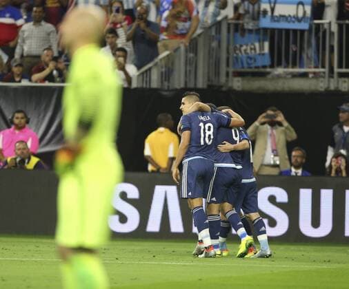 Argentina s players celebrate after scoring a goal during a Copa America 2016 semifinal match between Argentina and the United States at NRG Stadium in Houston, Texas, United States, 21 June 2016. United States vs. Argentina !ACHTUNG: NUR REDAKTIONELLE NUTZUNG!  HOU091 20160622-636021689585657815