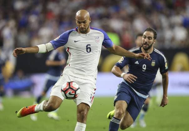 Argentina s Gonzalo Higuain (R) vies for the ball with United States John Brooks (L) during a Copa America 2016 semifinal match between Argentina and the United States at NRG Stadium in Houston, Texas, United States, 21 June 2016. United States vs. Argentina !ACHTUNG: NUR REDAKTIONELLE NUTZUNG!  DAV88 20160622-636021698587943073