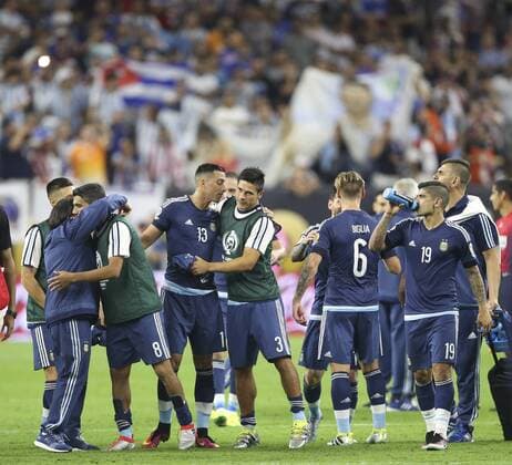 Argentine players celebrate after defeating USA 4-0, during a Copa America 2016 semifinal match between Argentina and the United States at NRG Stadium in Houston, Texas, United States, 21 June 2016. United States vs. Argentina !ACHTUNG: NUR REDAKTIONELLE NUTZUNG!  HOU130 20160622-636021721465685069