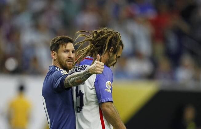 Argentina forward Lionel Messi (L) gives a thumbs up as United States midfielder Kyle Beckman (R) walks by, during a Copa America 2016 semifinal match between Argentina and the United States at NRG Stadium in Houston, Texas, United States, 21 June 2016. Argentina won 4-0. EFE AARON M. SPRECHER United States vs. Argentina !ACHTUNG: NUR REDAKTIONELLE NUTZUNG!  ams121 20160622-636021722121656659