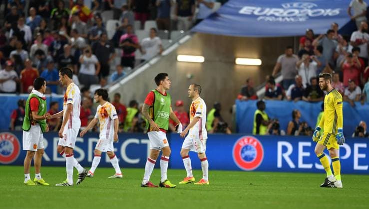 Players of Spain leaves the pitch after the Euro 2016 Group D soccer match between Spain and Croatia in Bordeaux, France, June 21, 2016. Croatia won 2-1. ) (SP)FRANCE-BORDEAUX-SOCCER-EURO 2016-GROUP D-SPAIN VS CROATIA TaoxXiyi 
