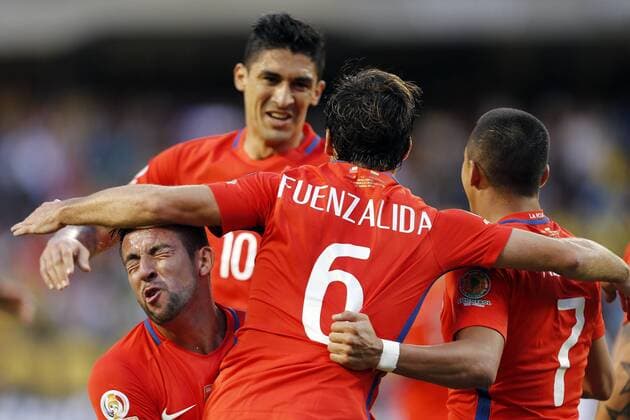 Copa America, Chile -Kolumbien Jose Pedro Fuenzalida (C) of Chile celebrates a goal with his team mates at the Copa America Centenario semi final match between Colombia and Chile at the Soldier Field in Chicago, Illinois, United States, 22 June 2016. COLOMBIA AND CHILE !ACHTUNG: NUR REDAKTIONELLE NUTZUNG!  CHI015 20160623-636022468718294600