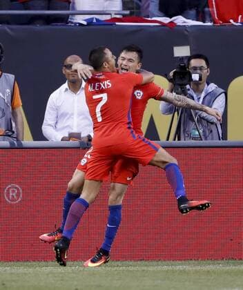 Copa America, Chile -Kolumbien Chilean midfielder Charles Aranguiz (R) celebrates with Chilean forward Alexis Sanchez (L) after scoring against Colombia during the Copa America Centenario semi final match between Colombia and Chile at the Soldier Field in Chicago, Illinois, United States, 22 June 2016. COLOMBIA AND CHILE !ACHTUNG: NUR REDAKTIONELLE NUTZUNG!  CHI030 20160623-636022492588305521