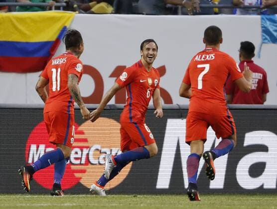 Copa America, Chile -Kolumbien Chilean defender Jose Pedro Fuenzalida (C) celebrates with teammates forward Euardo Vargas (L) and forward Alexis Sanchez after scoring against Colombia during the Copa America Centenario semi final match between Colombia and Chile at the Soldier Field in Chicago, Illinois, United States, 22 June 2016. COLOMBIA AND CHILE !ACHTUNG: NUR REDAKTIONELLE NUTZUNG!  CHI042 20160623-636022497893397521