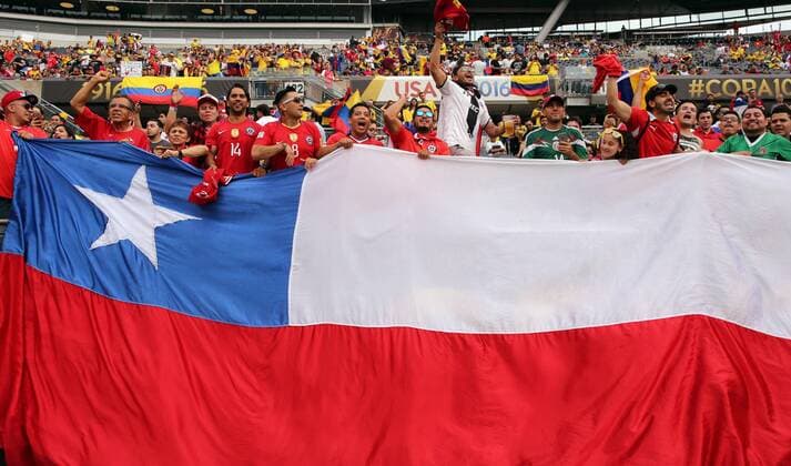 Copa America, Chile -Kolumbien Chile fans cheer on their team during the Copa America Centenario semi final match between Colombia and Chile at the Soldier Field in Chicago, Illinois, United States, 22 June 2016. COLOMBIA AND CHILE !ACHTUNG: NUR REDAKTIONELLE NUTZUNG!  CHI047 20160623-636022503675069521